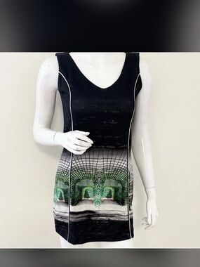 Save The Queen Vtg blk & Green Graphic Bodycon Dress - Women's Sleeveless V-Neck